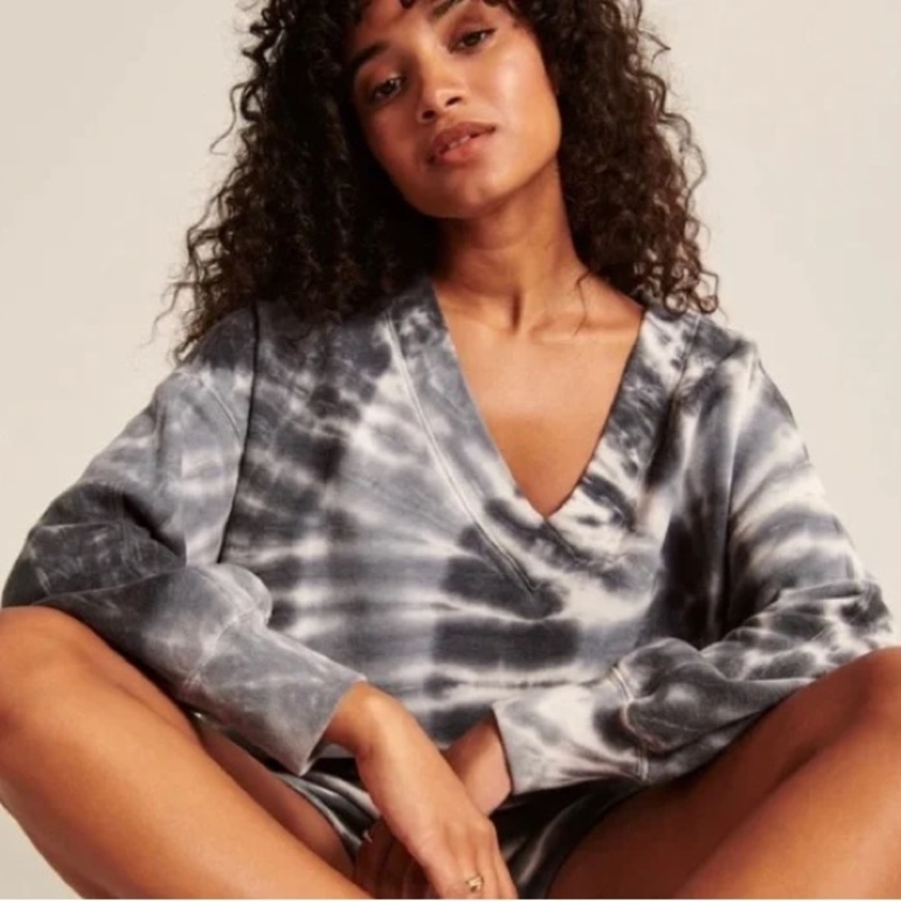 Like new Abercrombie Wash Effect Sharkbite V-Neck Tie Dye Sweatshirt XXS
